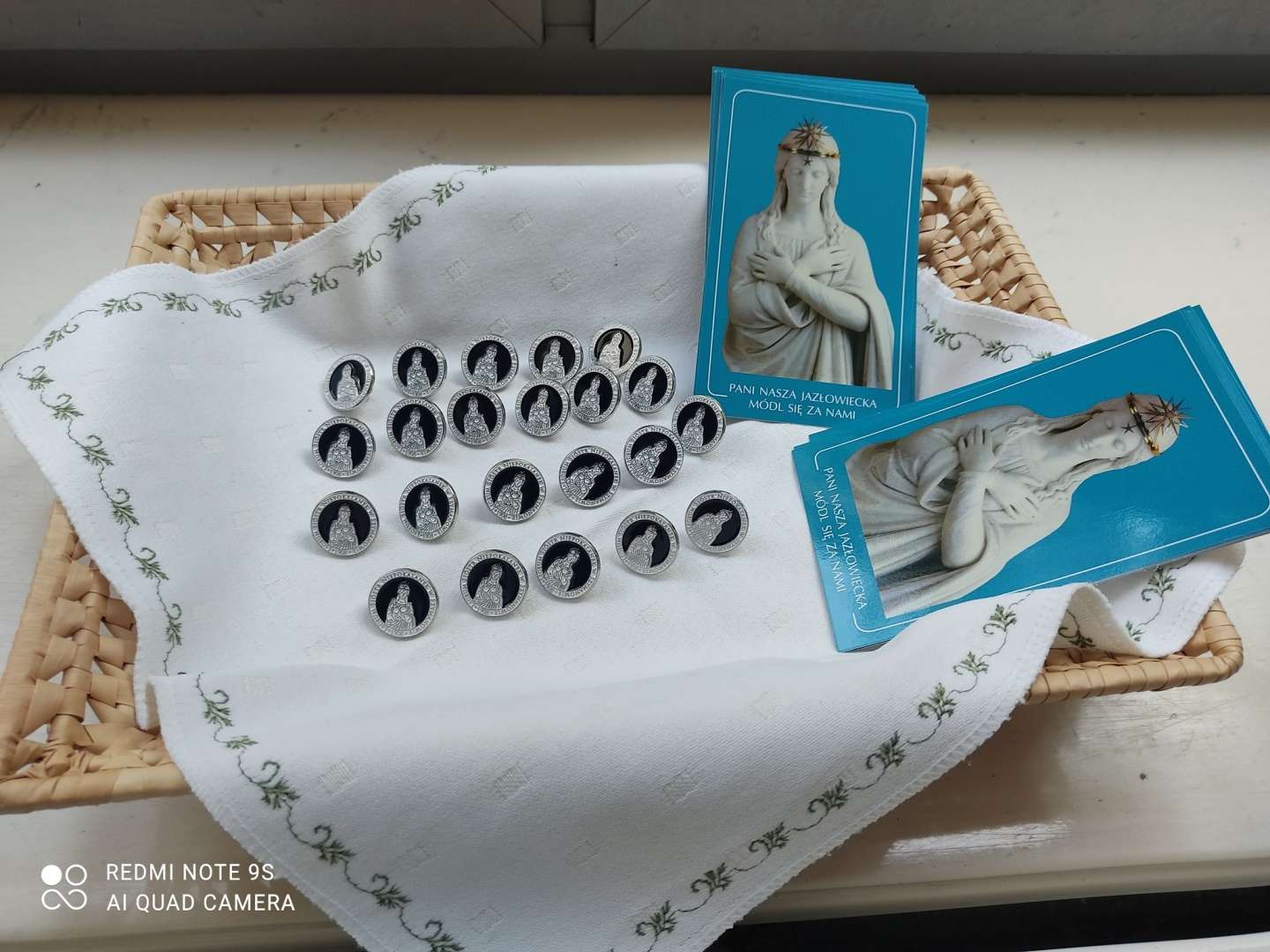 Wręczenie pinów uczniom klas pierwszych