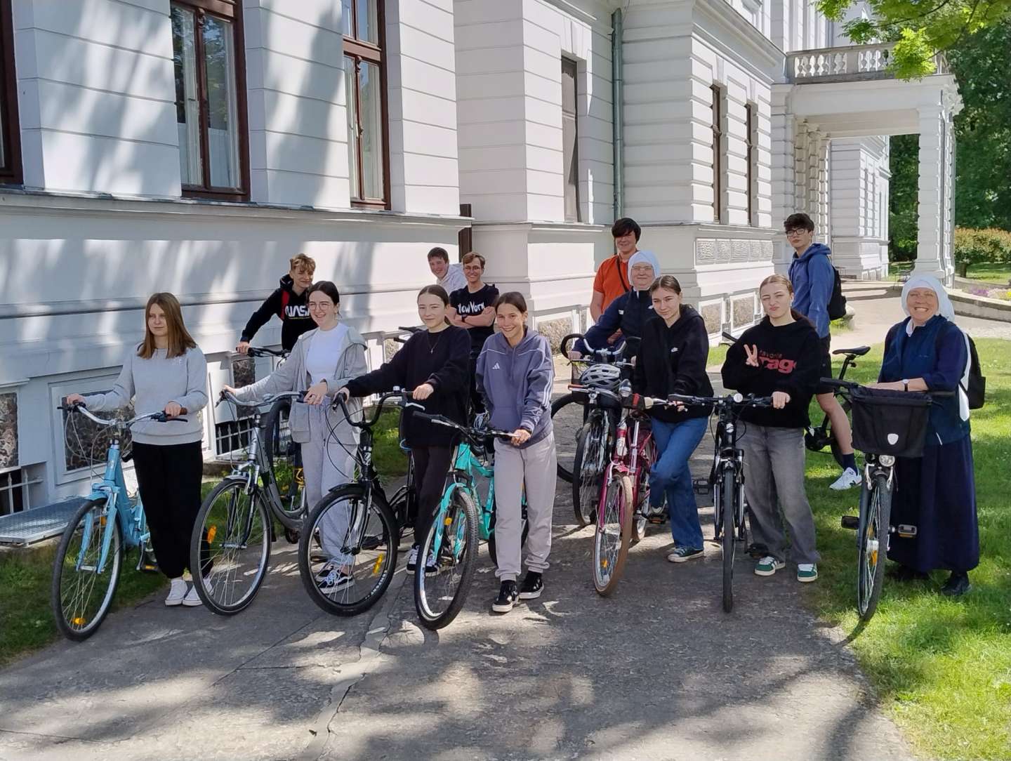 Klasa Ia z s.Małgorzatą i s.Rut na wyprawie rowerowej