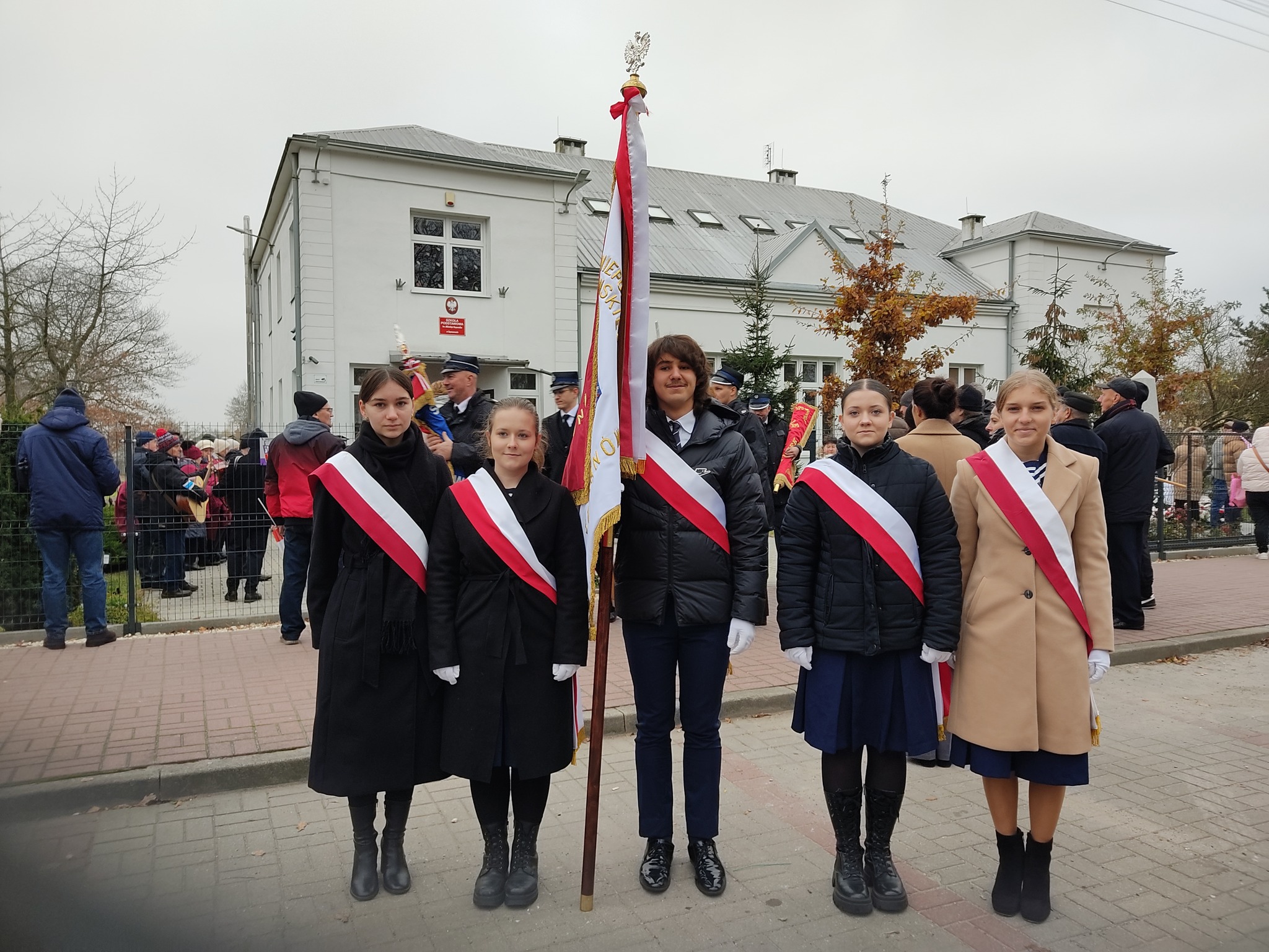 Reprezentacja naszej szkoły przy obelisku Józefa Piłsudskiego  w Szymanowie